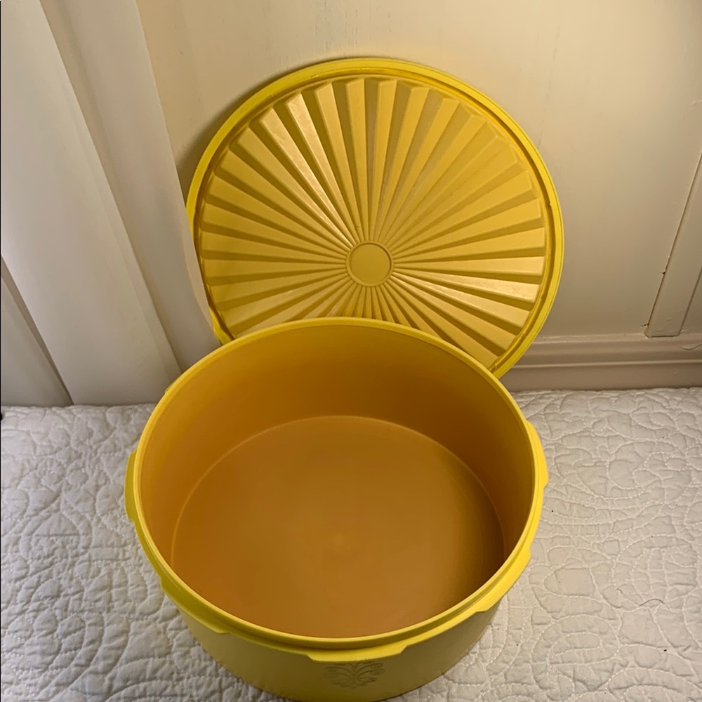 Tupperware Vintage yellow/Gold round Storage Container W/Lid light Coffee stain